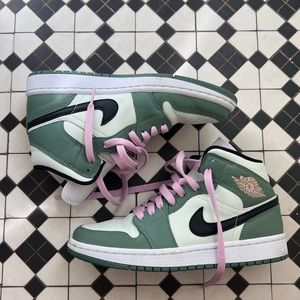 2021 woman’s Air Jordan 1 Mid SE 'Dutch Green'